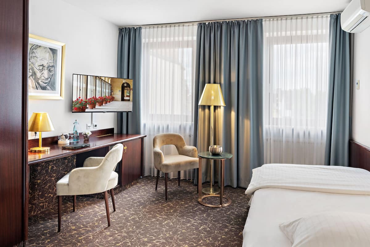 Bộ đồ giường kháng dị ứng, minibar, bàn 