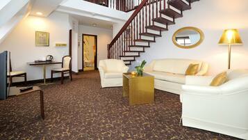 Presidential-Suite | Allergikerbettwaren, Minibar, Schreibtisch