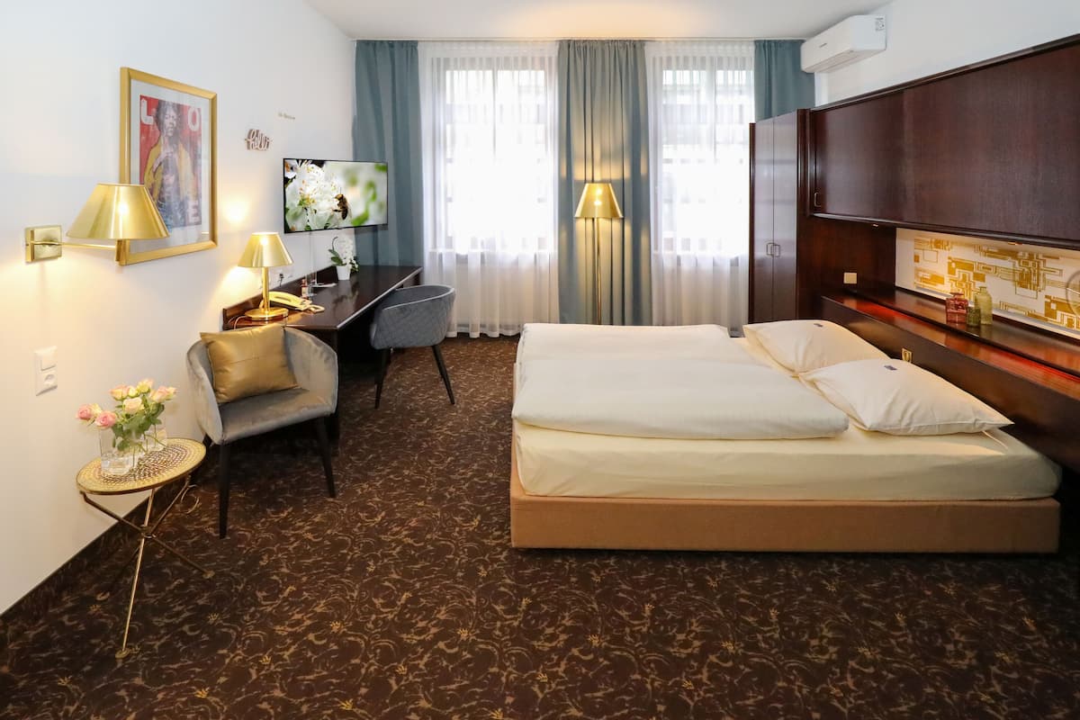 Bộ đồ giường kháng dị ứng, minibar, bàn 