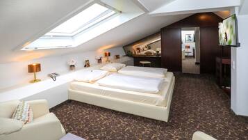 Maisonette Suite | Hypo-allergenic bedding, minibar, desk, laptop workspace