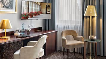 Comfort Single Room | Living area | 40-inch flat-screen TV with satellite channels, TV