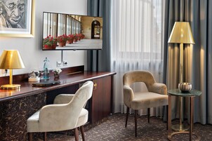 舒适单人房 | 起居区 | 40-英寸纯平电视 （配备卫星频道）、电视