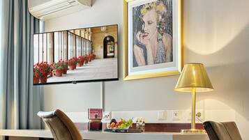 Quarto casal conforto | Roupas de cama antialérgicas, frigobar, escrivaninha