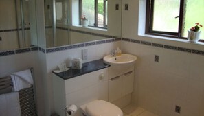 Regadera, toallas, jabón, papel de baño 