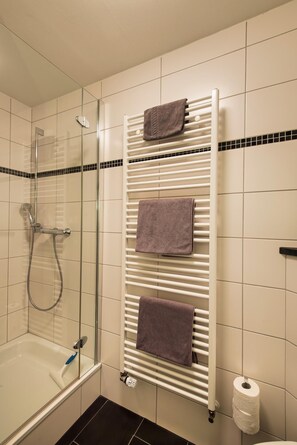 Habitació doble, amb bany privat, vistes al riu (Doppelzimmer) | Bany