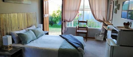 Business Room, 1 Queen Bed, Non Smoking, Garden View | Individually decorated, individually furnished, iron/ironing board