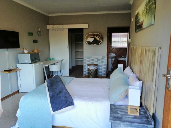 Business Room, 1 Queen Bed, Non Smoking, Garden View