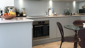 Unclassified image, 4 of 9, button - Luxury Townhome Private Bedroom & Bathroom (London)