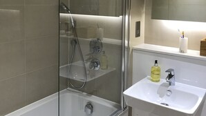 Unclassified image, 2 of 9, button - Luxury Townhome Private Bedroom & Bathroom (London)
