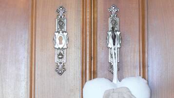 Una puerta de madera con dos pomos de metal y una decoración con forma de corazón.
