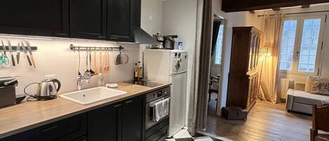 Réfrigérateur, four à micro-ondes, un four, cafetiÚre-théiÚre