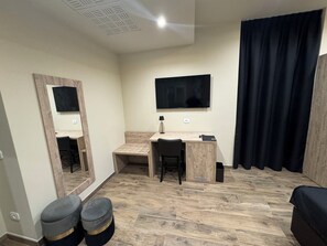 Deluxe Triple Room 8 | 埃及棉床單、高級寢具、迷你吧、房內夾萬