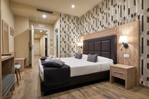 A modern bedroom with a large bed, bedside tables, and a wooden wardrobe. - Ricaroka exclusive room & spa (Albenga)