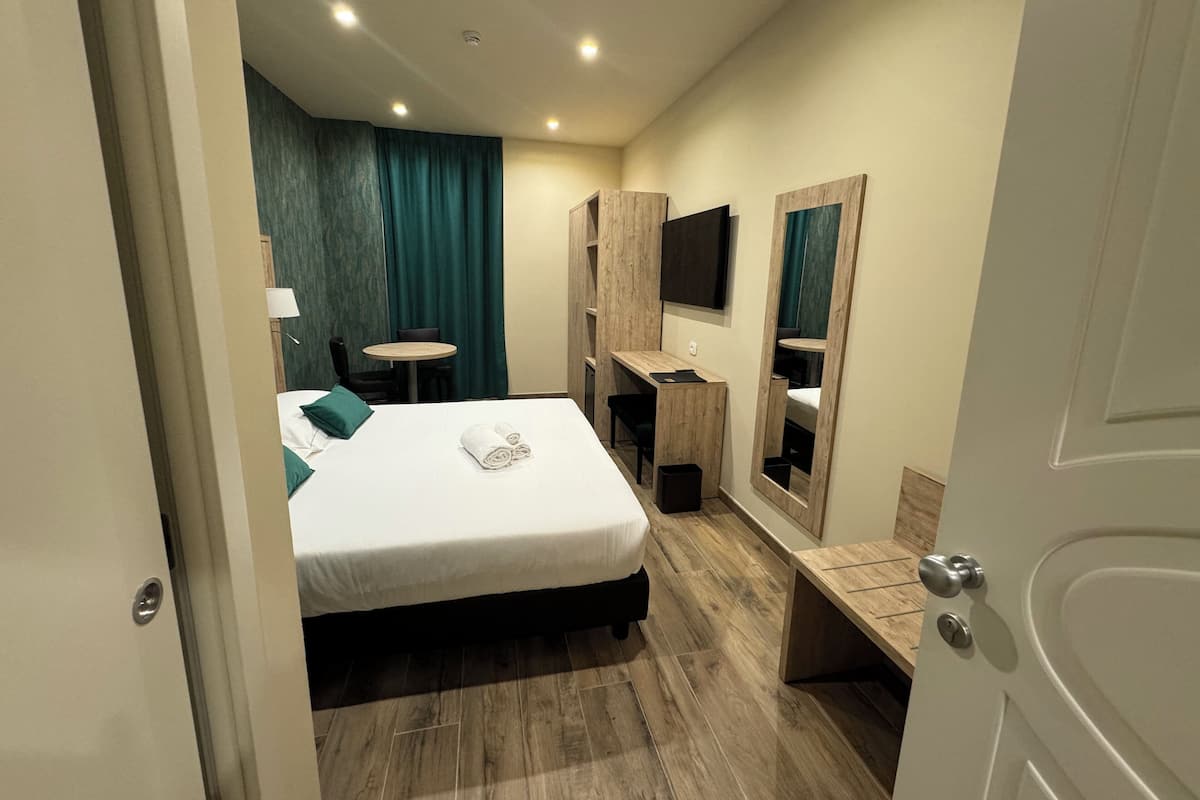 Egyptian cotton sheets, premium bedding, minibar, in-room safe