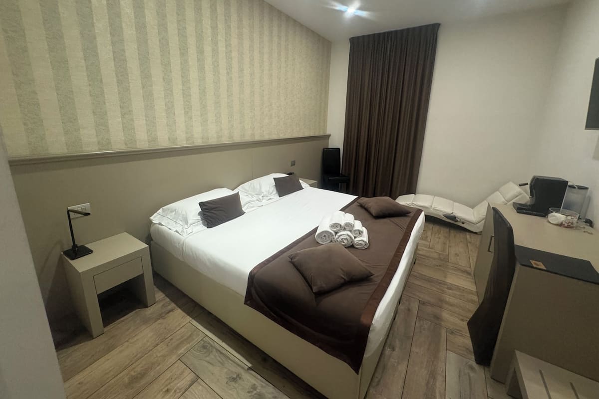 Egyptian cotton sheets, premium bedding, minibar, in-room safe