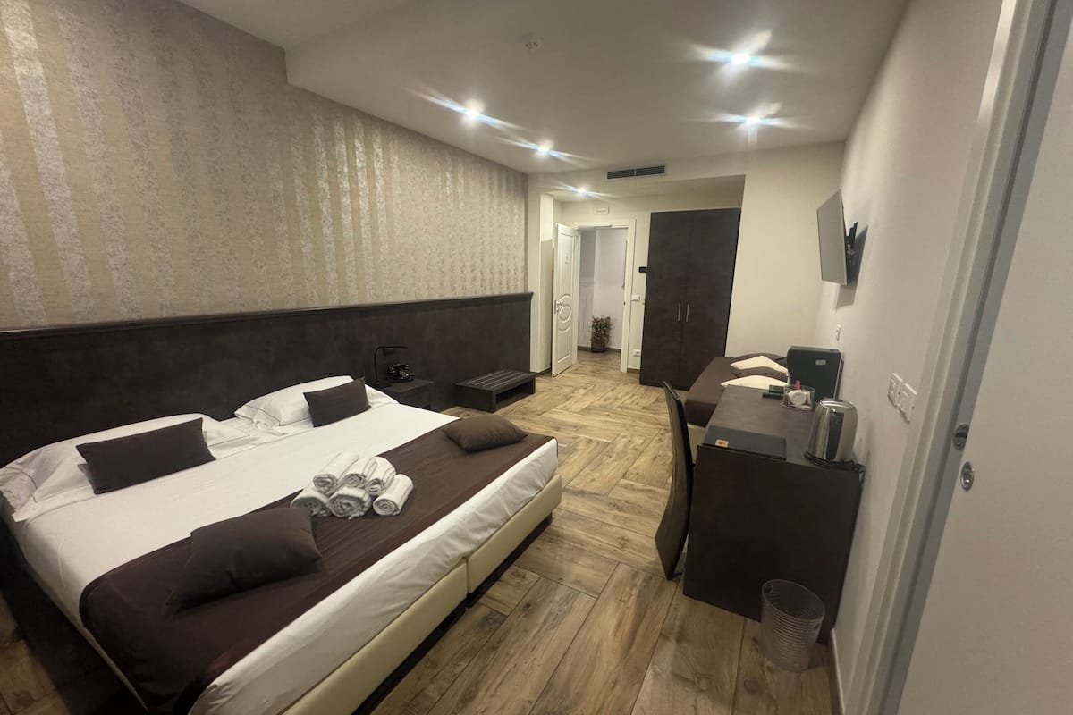 Egyptian cotton sheets, premium bedding, minibar, in-room safe