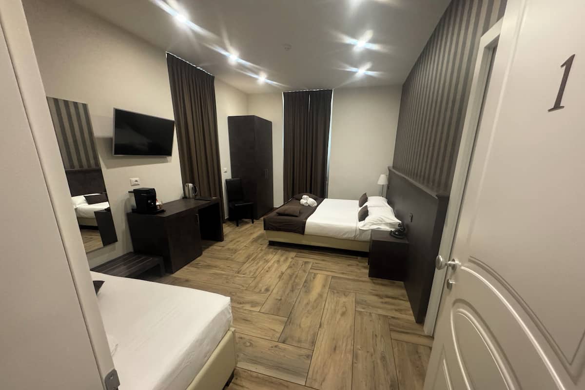 Egyptian cotton sheets, premium bedding, minibar, in-room safe
