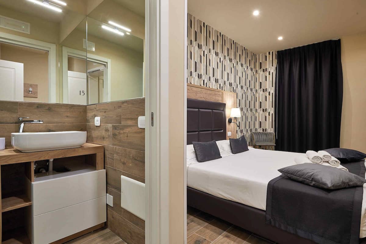 Egyptian cotton sheets, premium bedding, minibar, in-room safe