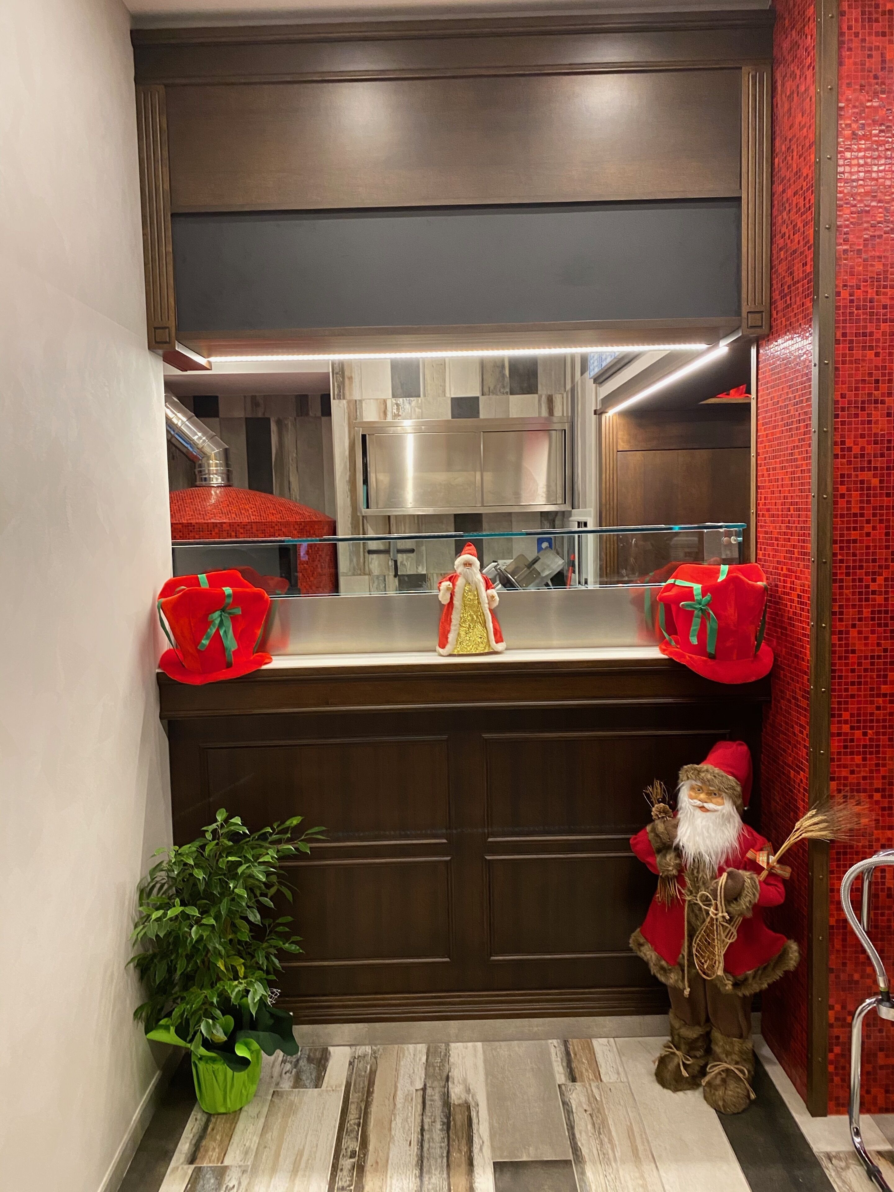 Se sirven almuerzos, cenas y cocina local 