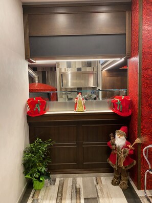 Se sirven comidas, cenas y cocina local 