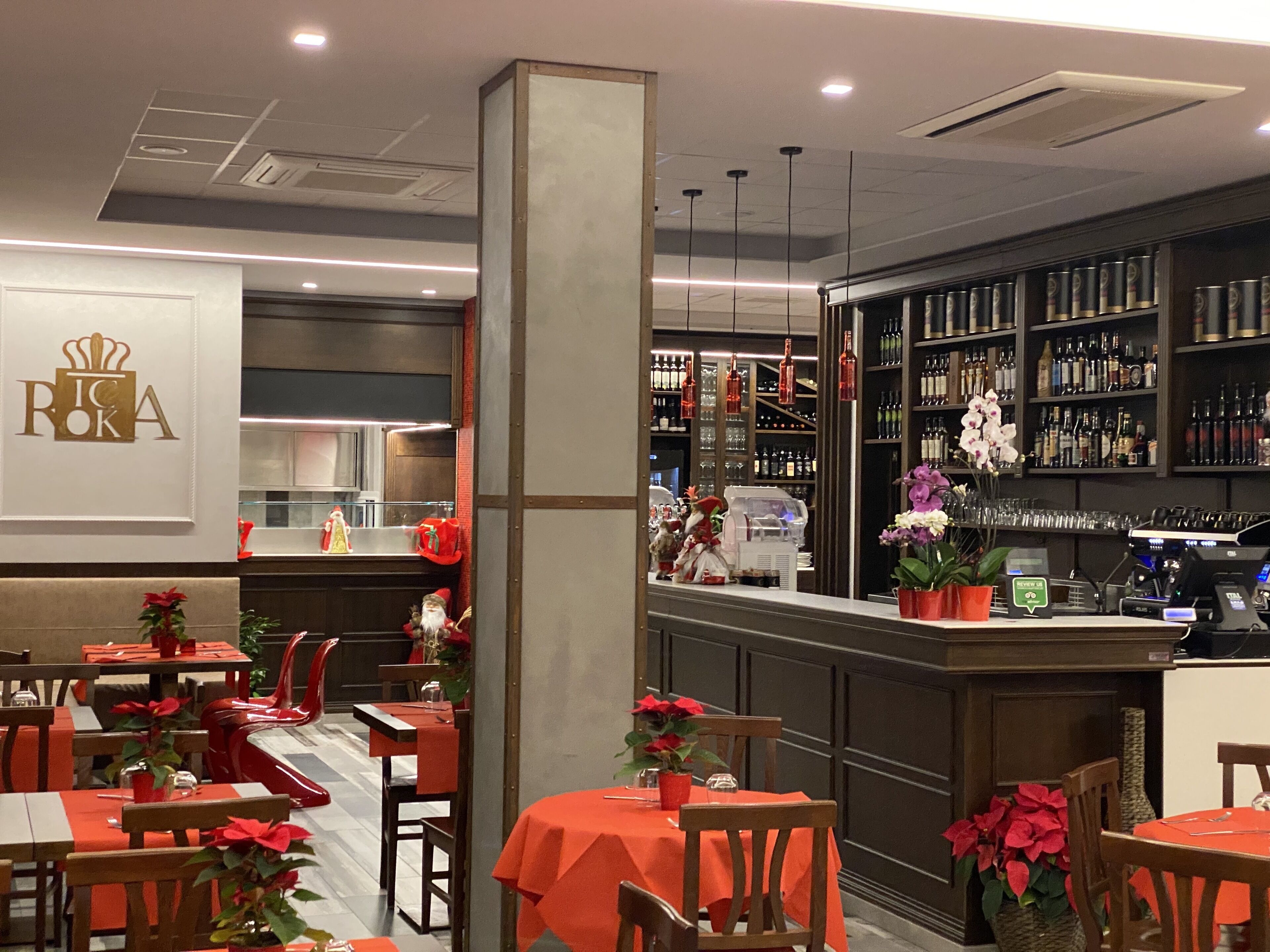 Déjeuner et dîner servis sur place, spécialités Cuisine locale