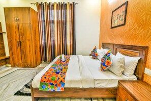 Phòng Deluxe, 1 giường đôi | Bàn, truy cập Internet không dây miễn phí