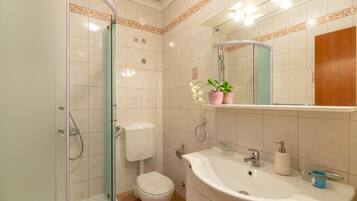 Camera (Mondo Room 1) | Bagno | Doccia, asciugacapelli, asciugamani, carta igienica