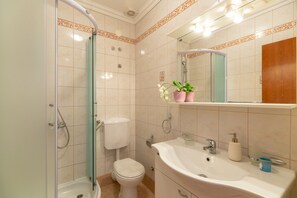 Room (Mondo Room 1) | Bathroom | Shower, hair dryer, towels, toilet paper