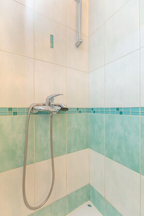 Apartment | Badezimmer | Dusche, Haartrockner, Handtücher, Toilettenpapier