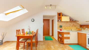 Apartment | Eigene Küche | Kühlschrank, Wasserkocher, Esstisch