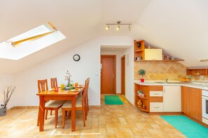 Apartamento | Cozinha privada | Geladeira, chaleira elétrica, mesas de jantar