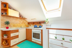 Apartamento | Cozinha privada | Geladeira, chaleira elétrica, mesas de jantar