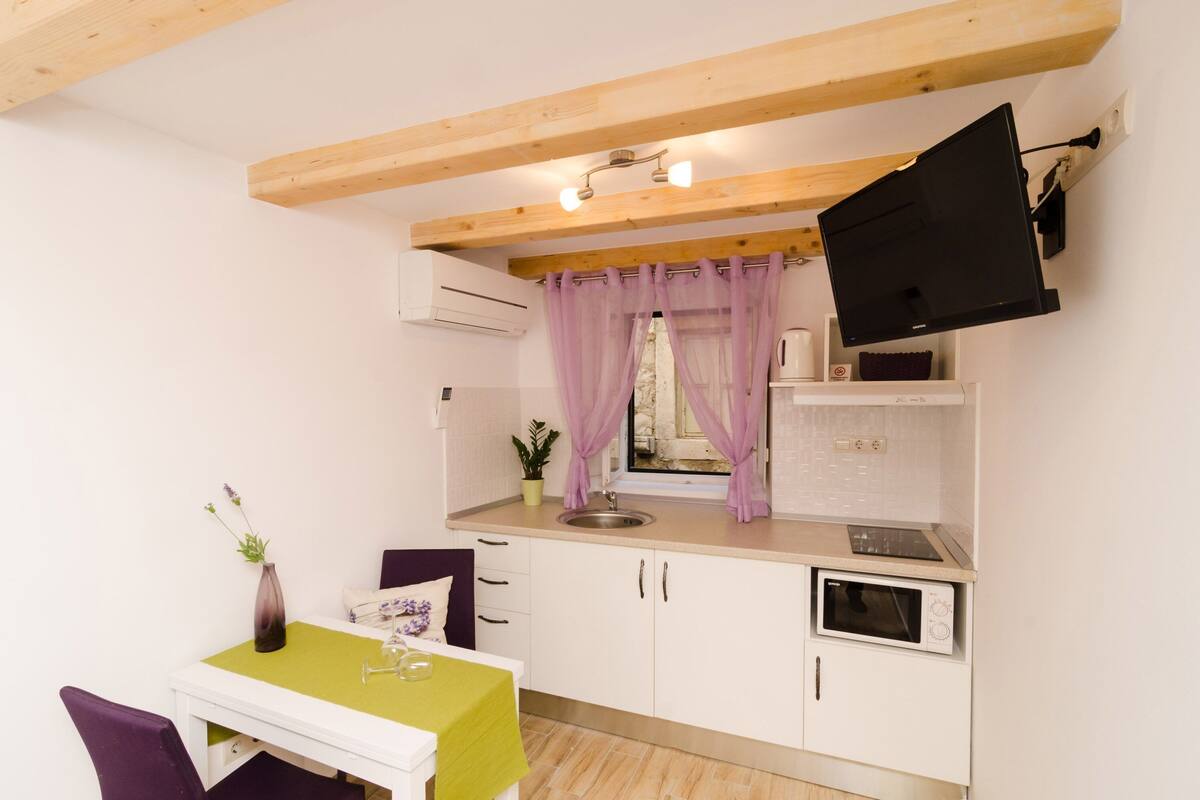 Studio (Comfort Studio Apartment (Ground Floo) | Private kitchenette