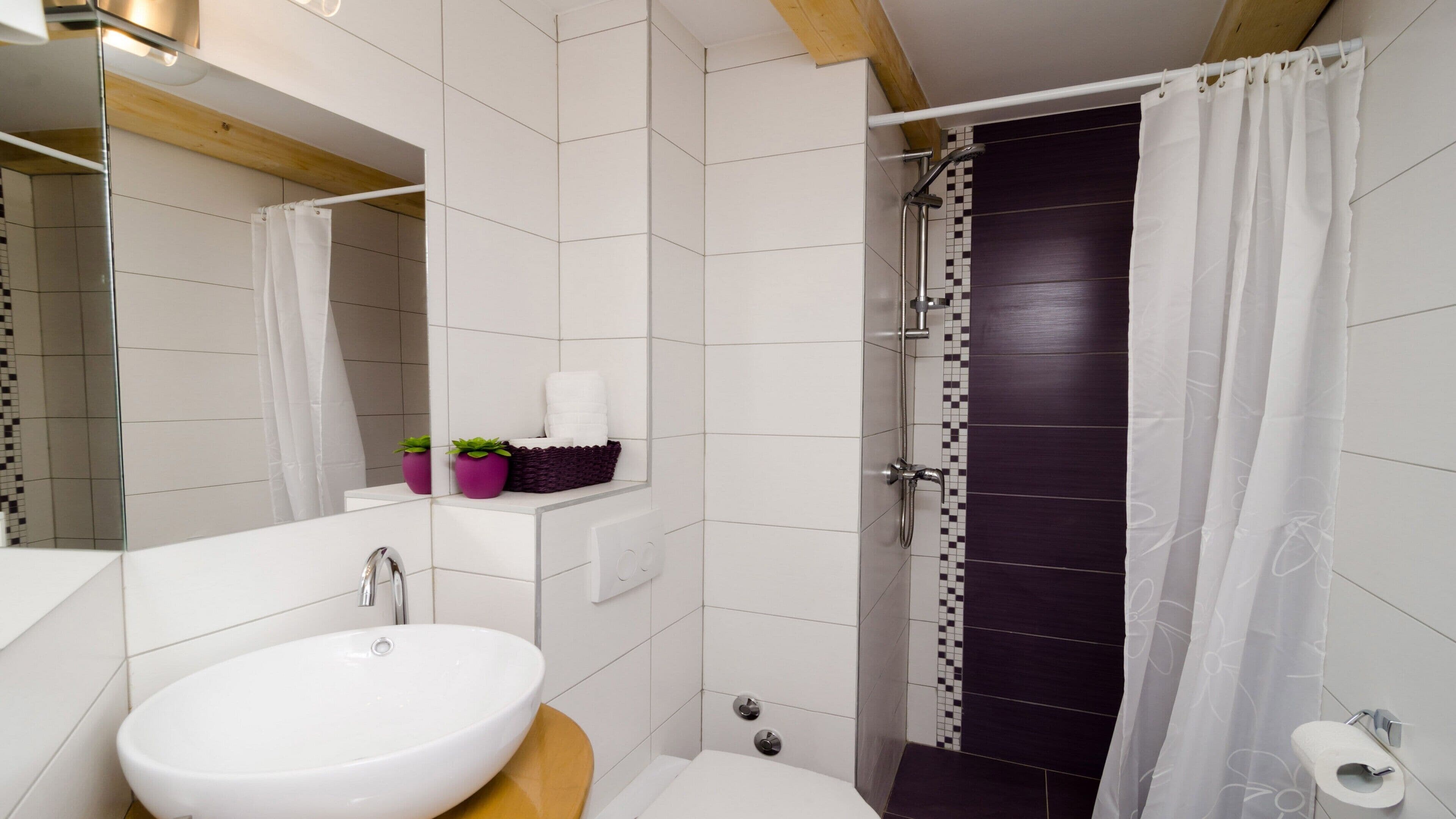 Estudio, planta baja | Baño | Ducha, secador de pelo y toallas