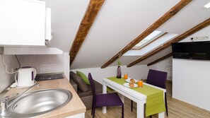 Estudio Confort | Cocina básica privada | Frigorífico, microondas, placa de cocina y hervidor eléctrico