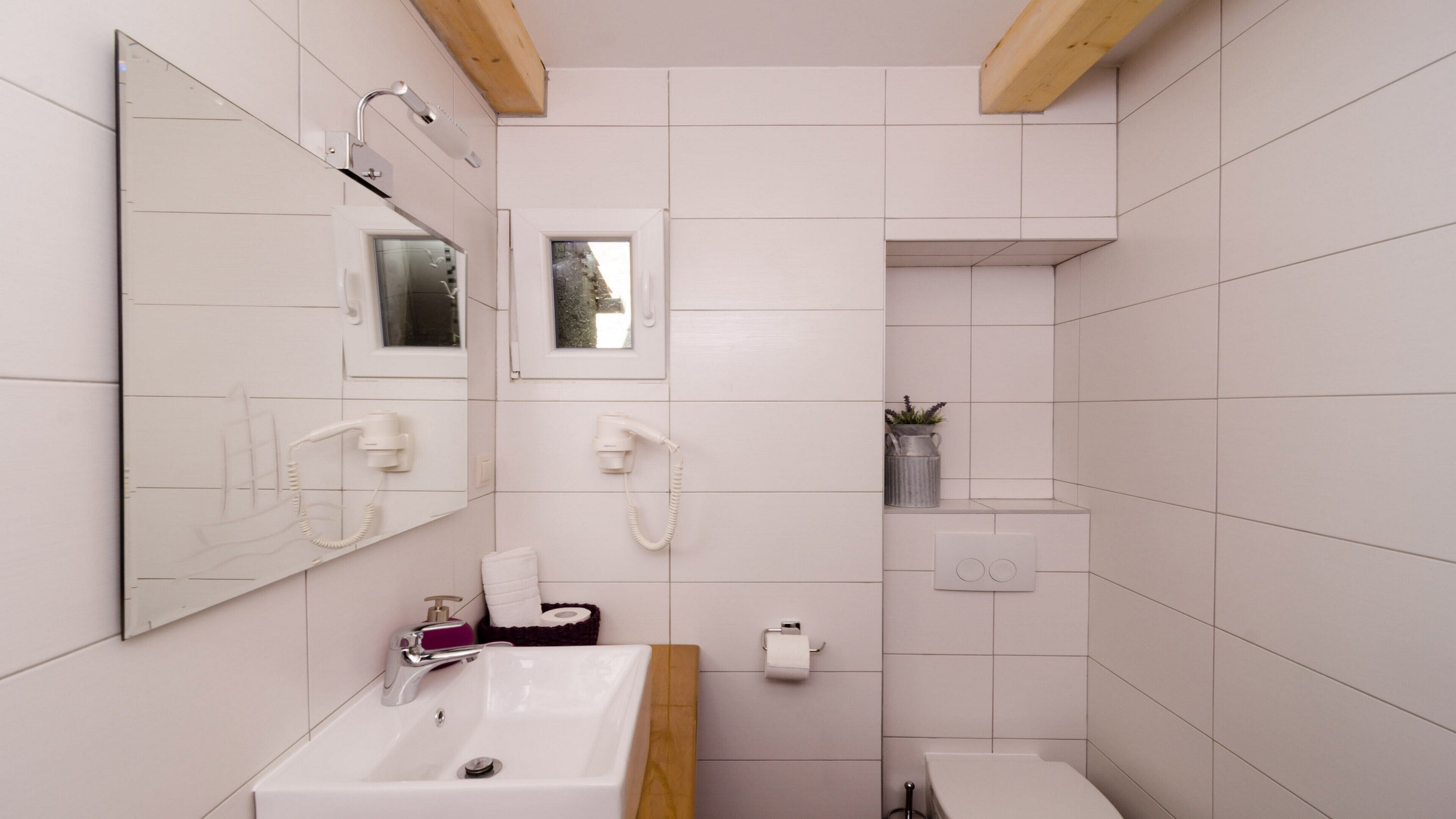Studio | Bathroom | Shower, hair dryer, towels