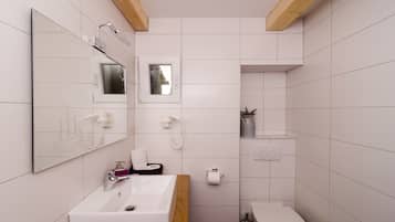 Studio | Bathroom | Shower, hair dryer, towels