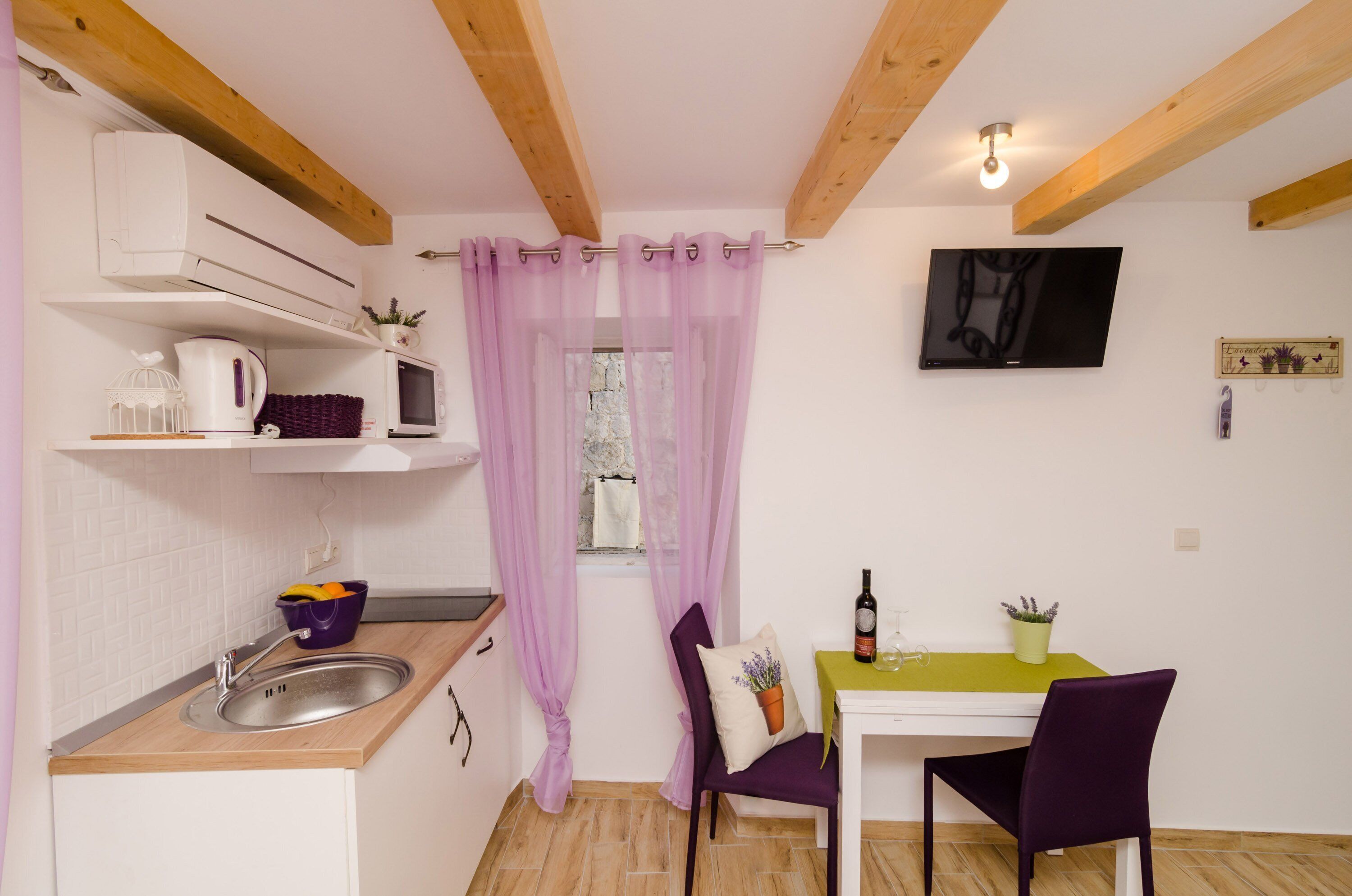 Monolocale (Studio Apartment (Ground floor) - APT) | Angolo cottura privato | Frigorifero, microonde, piano cottura, bollitore elettrico