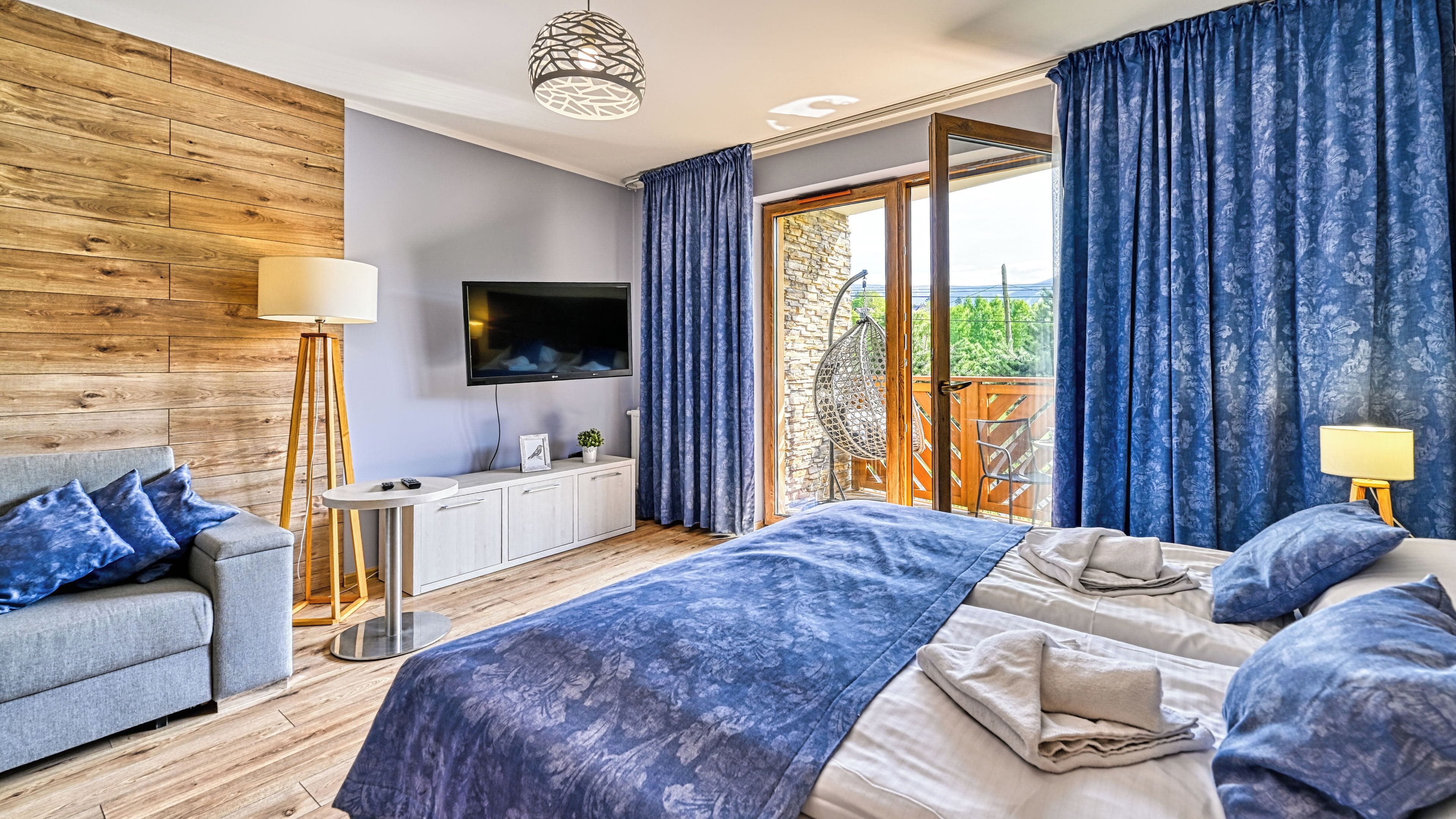 Estudio, 1 cama matrimonial y sofá cama (2 Pogodny) | Área de sala de estar | Televisión de pantalla plana 