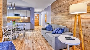 Estudio, 1 cama matrimonial y sofá cama (2 Pogodny) | Área de sala de estar | Televisión de pantalla plana 