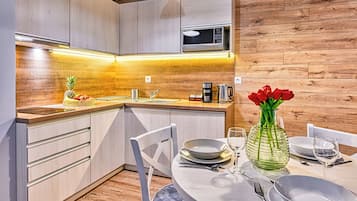 Refrigerador, microondas, placa de cocina, tetera/pava eléctrica