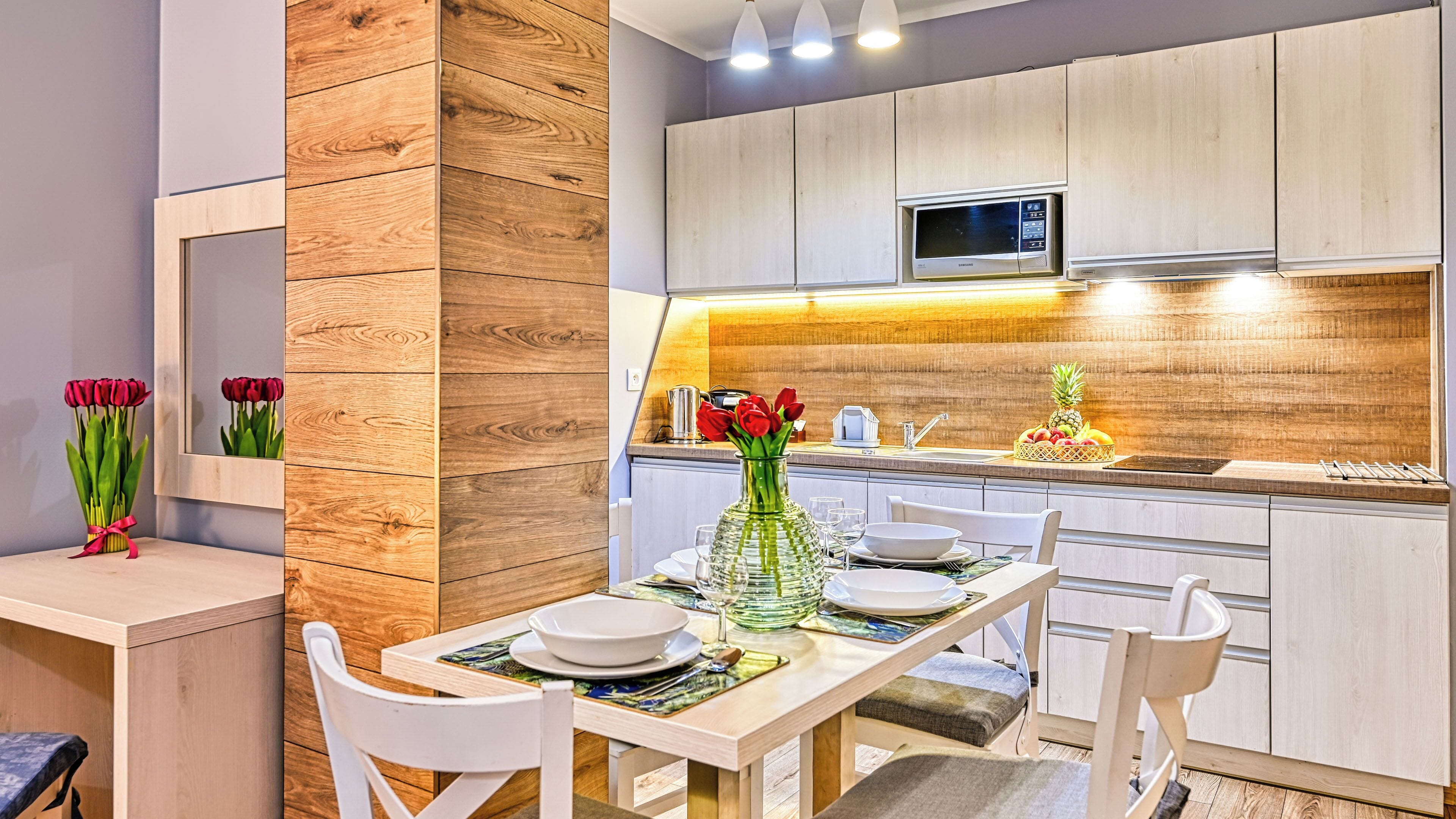 Estudio, 1 cama matrimonial y sofá cama (2 Pogodny) | Cocina privada | Refrigerador, microondas, parrilla de estufa y tetera eléctrica 