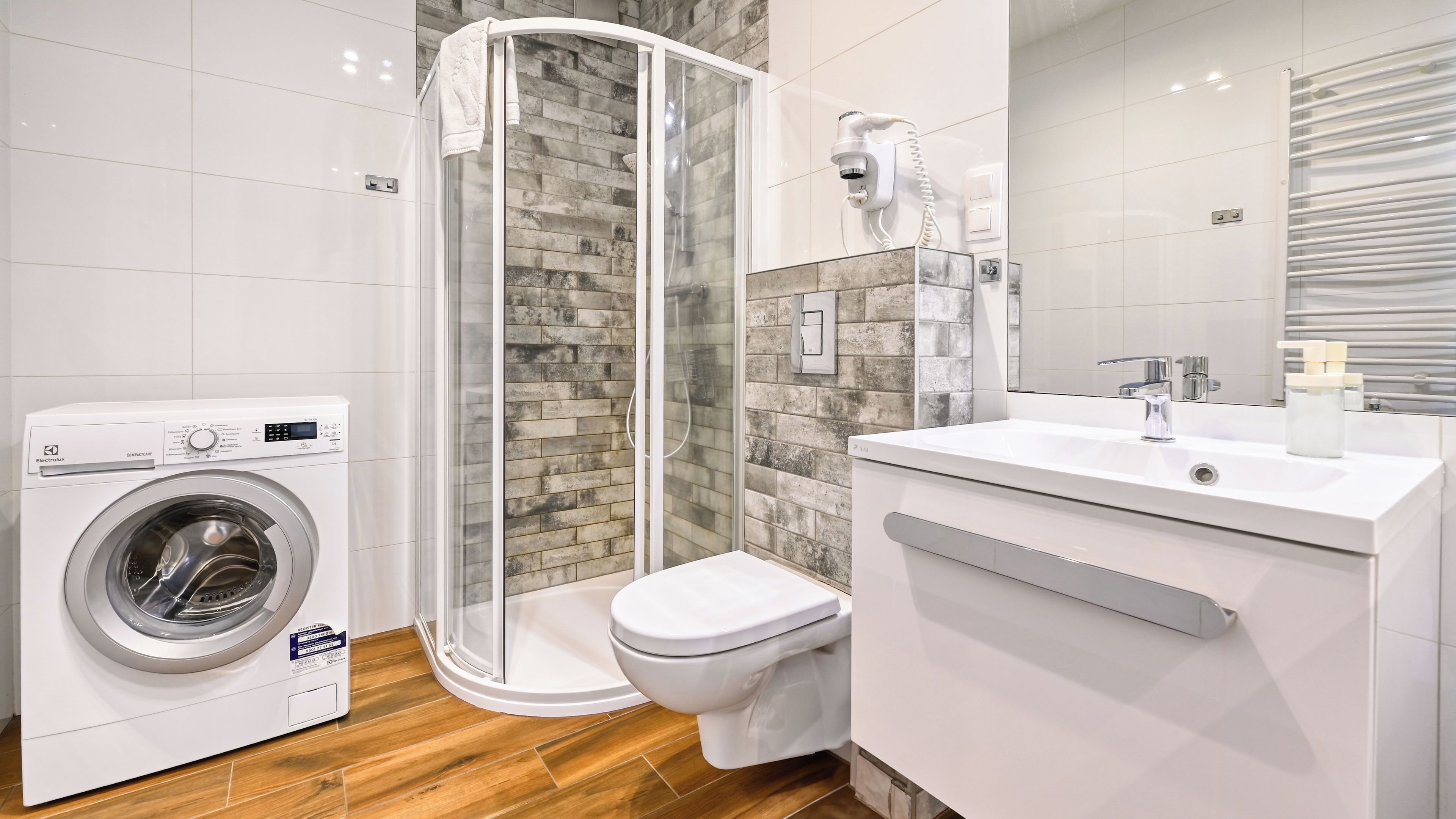 Apartment (8 "Między Świerkami") | Badezimmer | Dusche, Haartrockner, Handtücher