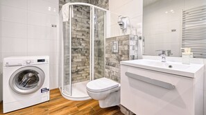 Apartment (8 "Między Świerkami") | Bathroom | Shower, hair dryer, towels - Apartamenty Sun & Snow Bawaria II (Szklarska Poreba)