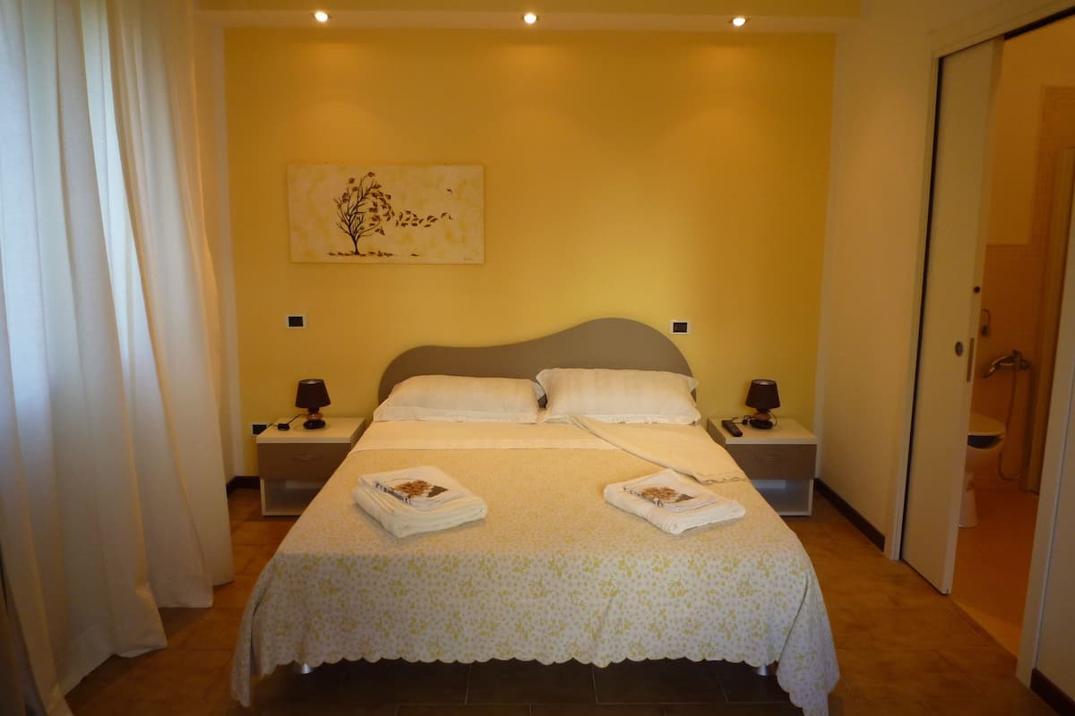 Ropa de cama de alta calidad, cubrecamas y muebles diferentes