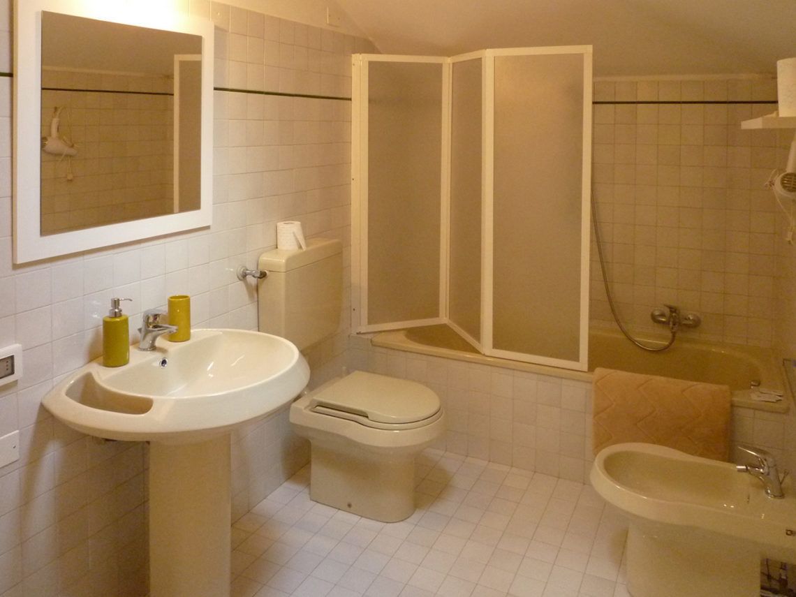 Double Room, 1 Queen Bed, Garden View | Bathroom | Free toiletries, hair dryer, bidet, towels