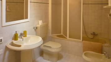 Double Room, 1 Queen Bed, Garden View | Bathroom | Free toiletries, hair dryer, bidet, towels