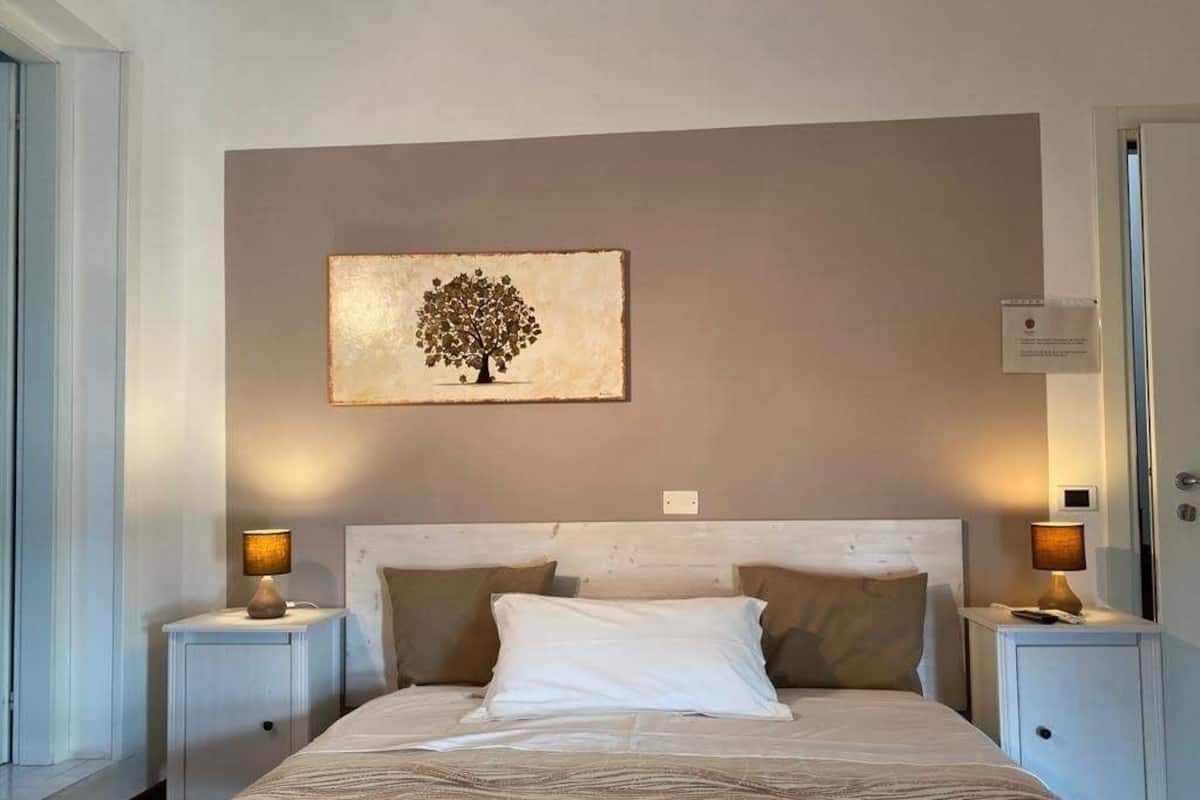 Ropa de cama de alta calidad, cubrecamas y muebles diferentes