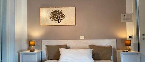 Doppelzimmer, 1 Queen-Bett, Gartenblick | Hochwertige Bettwaren, Daunenbettdecken, individuell eingerichtet