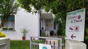A gated entrance to a building with a sign indicating 'Room & Breakfast' and 'dimora di Bosco'. - Dimora di Bosco Room & Breakfast (Rubano)